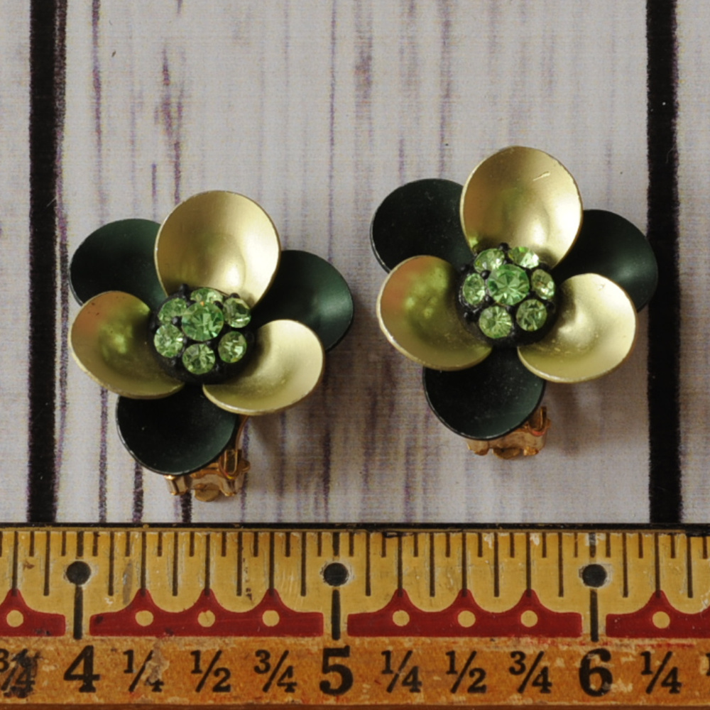 SOLD vintage green rhinestone flower clip earrings - Picture 6 of 8
